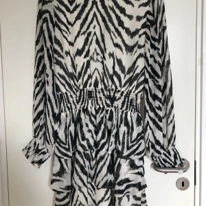 Klänning  - Klänning från Gina Tricot i storlek 38, bra skick.