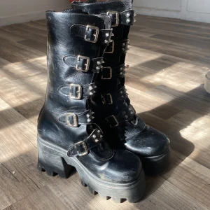 Platå skor - Säljer nu dess skor då dem aldrig kommer till användning. Vet inte vilket märke tyvärr. Osäker på storleken men e ganska säker att dem e 35/36 typ (inte mindre än 35 iaf) säljer för 450kr. Ganska slitna i fram men inget som märks om man inte tänker på det