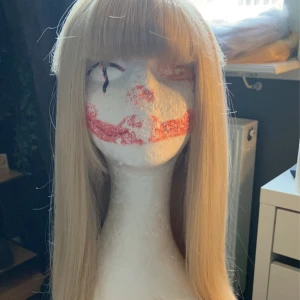 Lång blond peruk - SOLD! (Jag väntar på betalning av en person så klicka inte på köp nu) en lång blond peruk som använts till misa och kaede, den har använts några gånger och är vågig och har lugg men är i bra skick. DMa eller kommentera innan du klickar på ”köp nu”