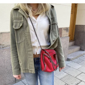 Militärgrön vårjacka - Säljer min skitsnygga och unika vårjacka från OddMolly! Sjukt cool jacka med detaljer som stjärnor, nitar och mönter på ryggen!! Nypris 2000kr! Pris kan diskuteras ❤️BUD PÅ 1500!! 