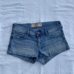 Jeansshorts hollister - Jeansshorts från Hollister. Snygga men tyvärr för små för mig. Bra skick!