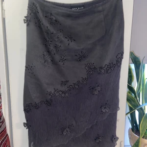 Grå Karen millen blommig kjol! - Vintage Karen Millen grå kjol med 3D blommor! Storlek 36❤️ Använd köp nu funktionen!