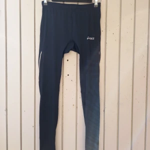 Asics jogging leggings - The label says M, but I recommend these for size S or even XS.  Length 90 cm Top to middle-crotch length 28 cm Waist width (unstretched) 34×2 cm Waist width (stretched) 50×2 cm  One of the waist seams is unraveled a bit, but it is only a visual flaw.