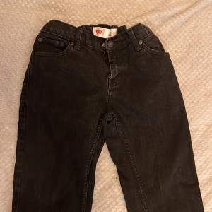 Svarta midweist Levis jeans i modellen Slim