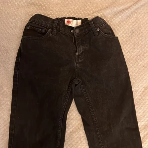 Levis jeans - Svarta midweist Levis jeans i modellen Slim