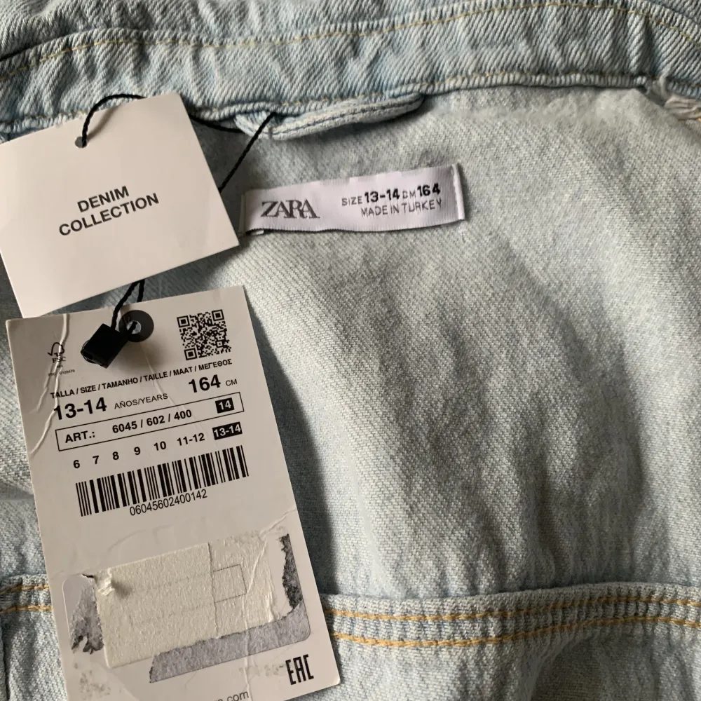 En ljusblå jeans klänning från Zara. Den är aldrig använd bara provad. (Helt ny med lapp kvar!) Säljer då jag fått den i present men den aldrig kommit till användning. Den är sjukt bekväm och och otroligt fin. :). Klänningar.