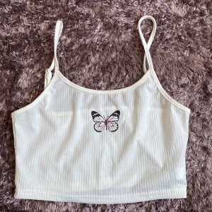 Linne med fjäril på - Linnet är kort men också stretchigt så den passade mug väl. Storleken är Medium❤️❤️❤️