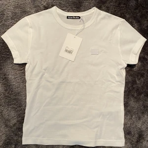 Acne T-shirt - Säljer en oanvänd vit acne t-shirt. Nypris: 1200 kr