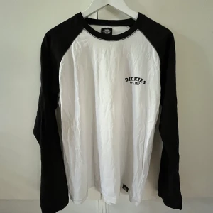 Dickies Baseballtröja - Långärmad baseballtröja från Dickies, använt men bra skick. Säljes pga för stor för mig. Storlek herr M
