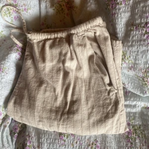 Linnebyxor från hm - Superfina linnebyxor från hm, kommer dessvärre aldrig till användning därav säljer jag de nu. Använd enstaka gång så fortfarande i super skick! Fler bilder kan fixas vid intresse