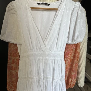 Zara klänning - Säljer denna vita klänning från zara stl s. 