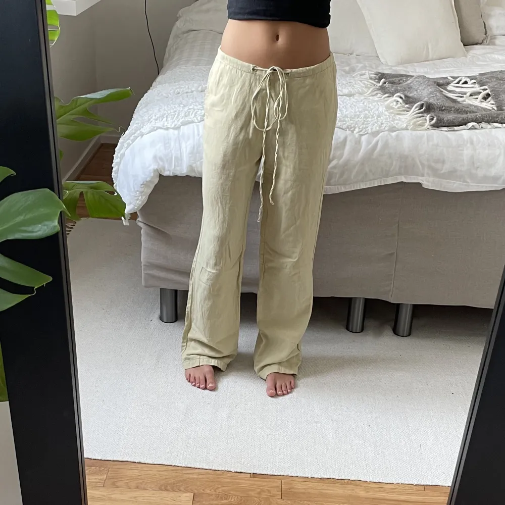 Super snygga linneliknande byxor från ASOS! Knappt använda, därav som nya🥰 (byxorna på bild nr1). Farkut & Housut.
