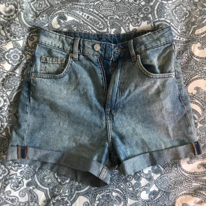 ljusa jeansshorts! - använda 1-2 ggr, väldigt fint skick! strl 34 men passar 36 också