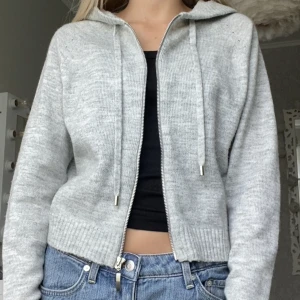 Stickad luvtröja🤍🤍 - Stickad tröja med dragkedja🤍🤍jättefint skick!!