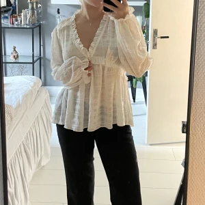 Vit blus - Blus från NAKD! Den är genomskinlig i modellen, men det funkar perfekt med en neutral bh under💕