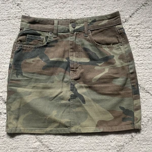 Jeanskjol i kamouflage  - Jätte fin kjol i kamouflage från Gina Tricot i nyskick. Hör av dig vid fler frågor.😊Har den i både i 34 & 38 och ingen passar (båda är i nyskick)💕💗