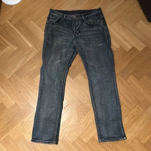 Jeans  - Bra skick, det är storlek 32/32 men sitter väldigt tight på mig och är för korta för min smak. Notera tredje bilden annars är det inget fel på de här🙌