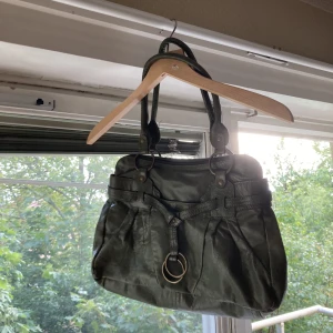 Väska  - En grön vintage väska. Den är i bra skick🫶🏻