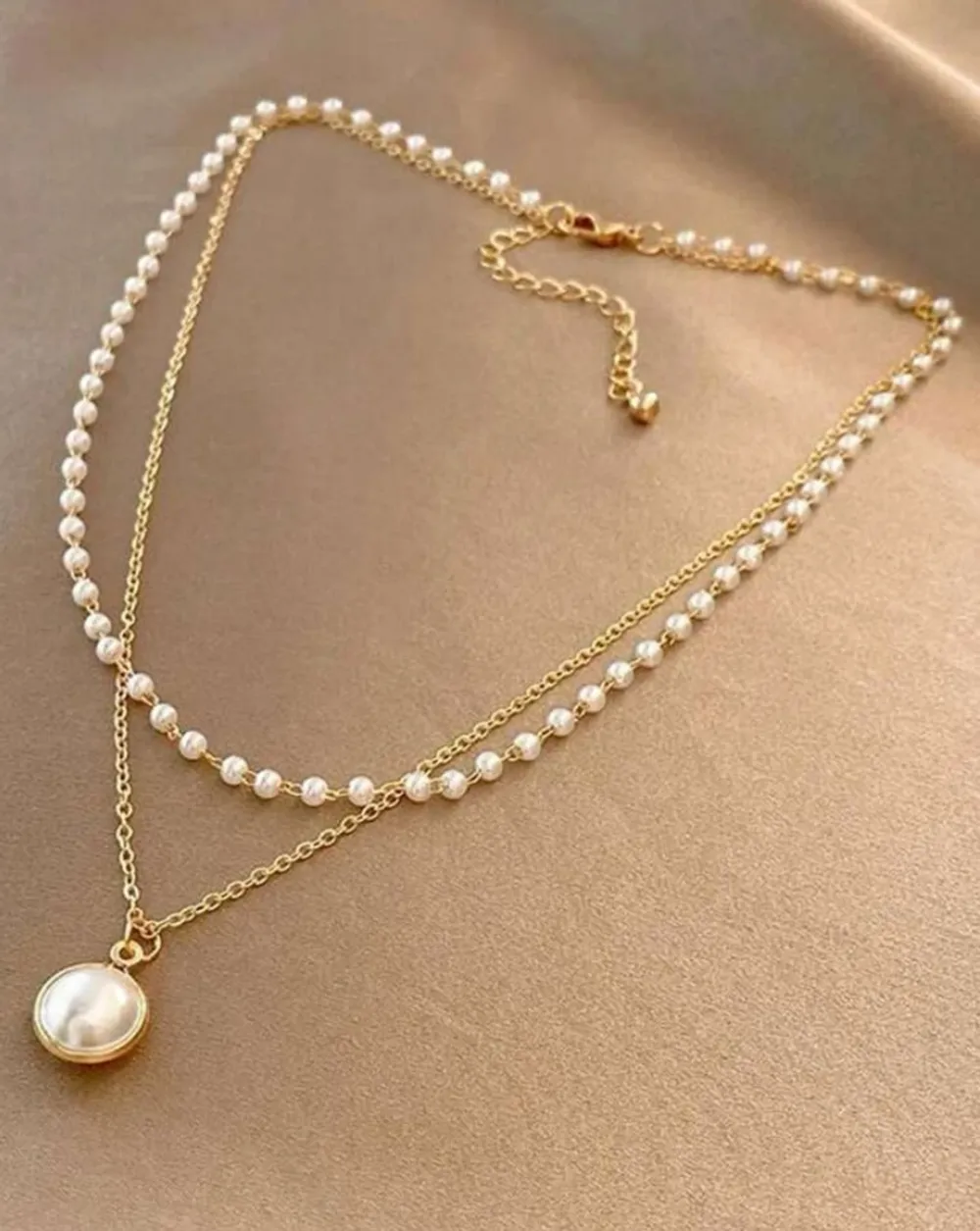 Vackert två i ett halsband med pärlor och gulddetaljer  Finns att beställa flera, självklart helt nya 😍😍😍. Accessoarer.