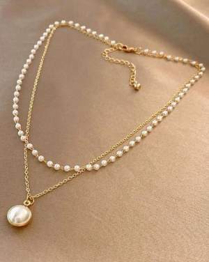 Vackert två i ett halsband med pärlor och gulddetaljer  Finns att beställa flera, självklart helt nya 😍😍😍