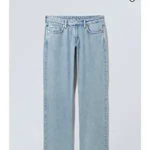 (ANDRA BILDEN ÄR LÅNAD) säljer dessa sjukt snygga weekday jeans då dom ej används längre💓dom är i väldigt bra skick!