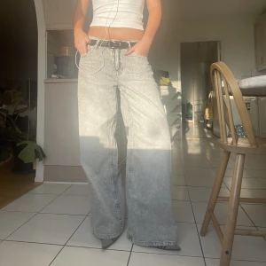 GRÅA JEANS!!  - Säljer ett par gråa jeans. Knappt använda och i bra skick! Skriv om ni har frågor!! 