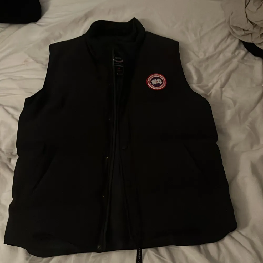 Säljer/byter min canada goose väst då jag inte har den stilen längre o jag har haft den i ca 1 år men typ aldrig haft på mig den för då de inte va min still,köptes för 5500kr typ. Den har inga skador alla drag kedjor funkar o fickorna är hela. Liten i stl. Jackor.