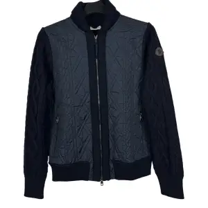 Moncler Quilted Cardigan  Size:XL(Sitter Som En M-L) Retail:8600kr Condition:9/10  Dm för mer info 