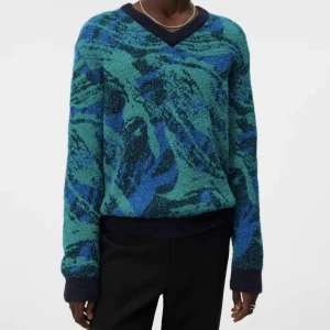 Stickad tröja  - Jag säljer den här nyinkomna  stickade tröjan från J.Lindebergs nya fall/winter kollektion. Helt oanvänd prislapp sitter kvar. Jag köpte den för 3800kr i butik! Säljer för ett väldigt lågt pris! Skriv till mig vid minsta intresse så kan vi diskutera pris!