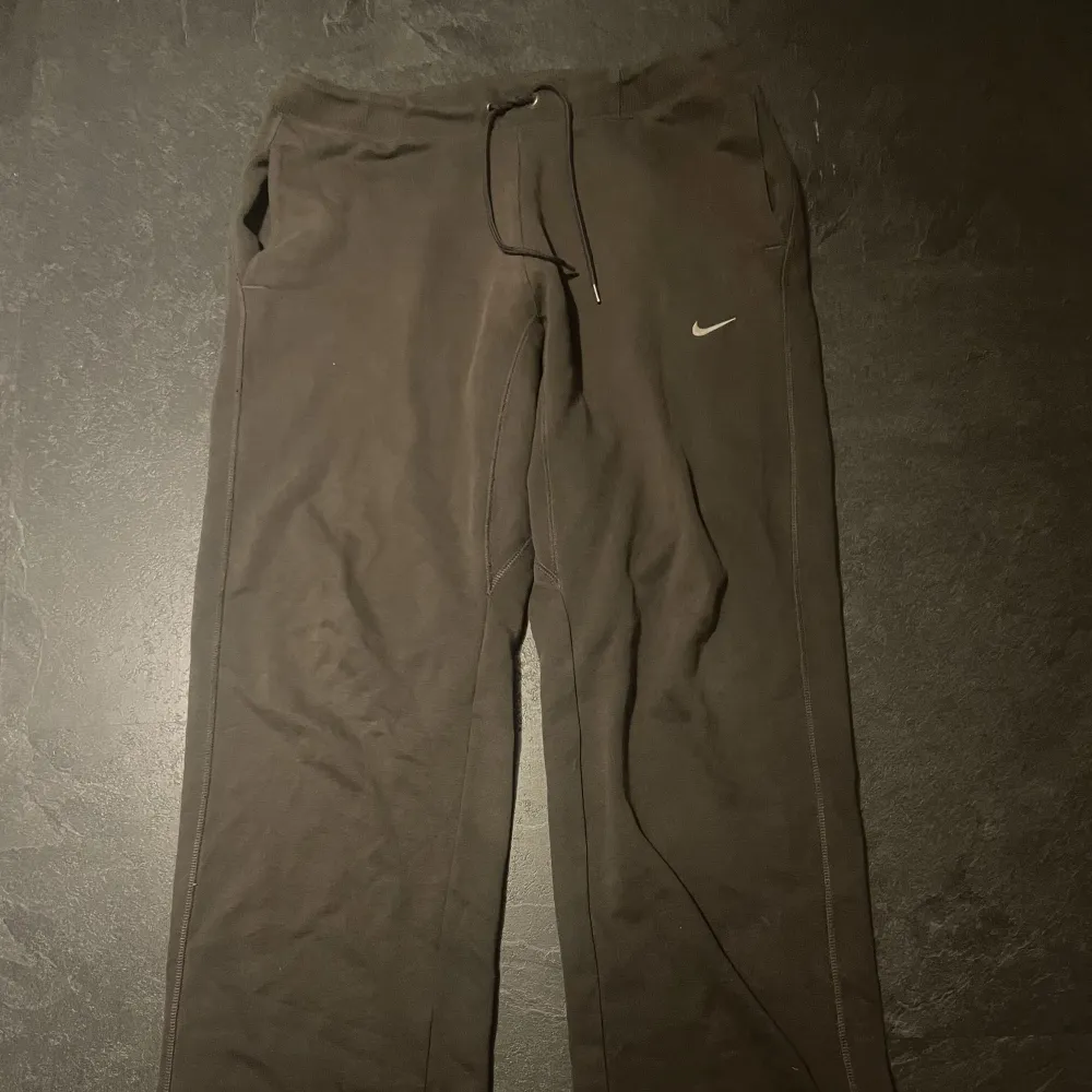 Bruna Nike sweatpants i storlek M kom med förslag på pris!!. Jeans & Byxor.