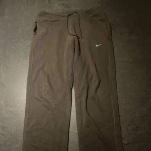 Bruna Nike sweatpants i storlek M kom med förslag på pris!!