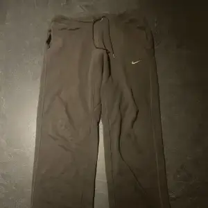 Bruna Nike sweatpants i storlek M kom med förslag på pris!!
