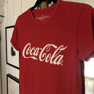 Coca cola T-Shirt  - Använd ytterst få gånger och är helt enkelt inte min stil längre. Storlek XS men funkar som S 