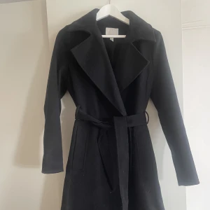 Kappa - Lång kappa från hm. Använd fåtal gånger. Passar s och m 