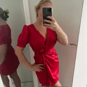Super fin röd omlottklänning, använd en gång så väldigt fint skick