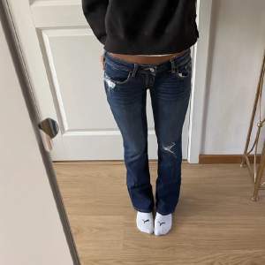 Lågmidejade jeans från Hollister. Bild 1&2 är lånade, obs samma modell på jeansen fast de jag säljer har hål på knäna istället!!💗fri frakt!