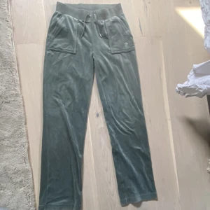 Juicy byxor  - Finaste färgen på juicy byxorna, fin ljus grön/grå färg. Köpta för längesedan men har inte kommit till användning så mycket 