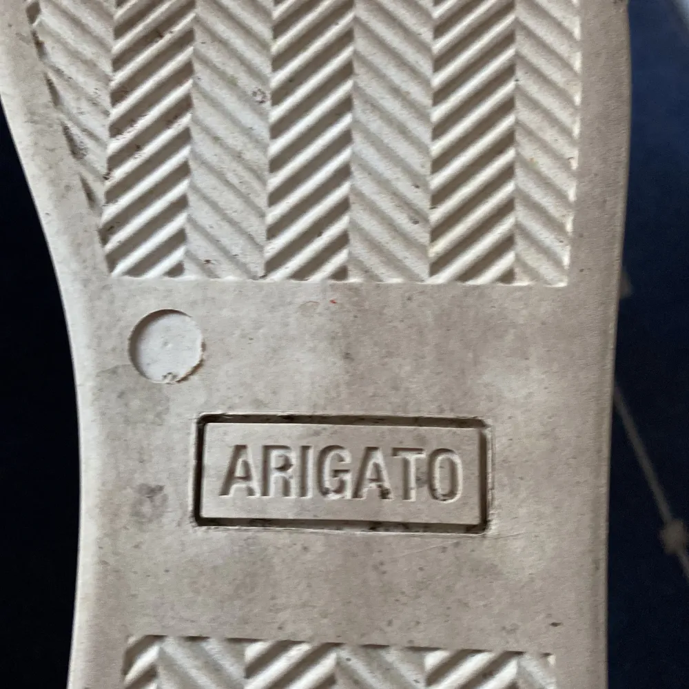 Säljer mina Axel Arigato skor!  Väldigt fint skick, endast använda några månader 🙌🏼 Det är i herrmodellen ’Clean 360 laceless sneaker’ ! Tvättas innan köp! . Skor.