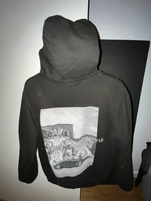 HODDIE - Säljer denna mega fina hoddie😻älskar den men ja behöver pengar hjehje! Så säljer min älskade hoddie. Inga skador🩷