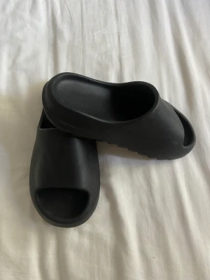 yeezy inspirerande tofflor - Säljer mina yeezy inspirerande tofflor från plt, passar till allt och snygga och enkla och sköna. Kom med förslag på pris