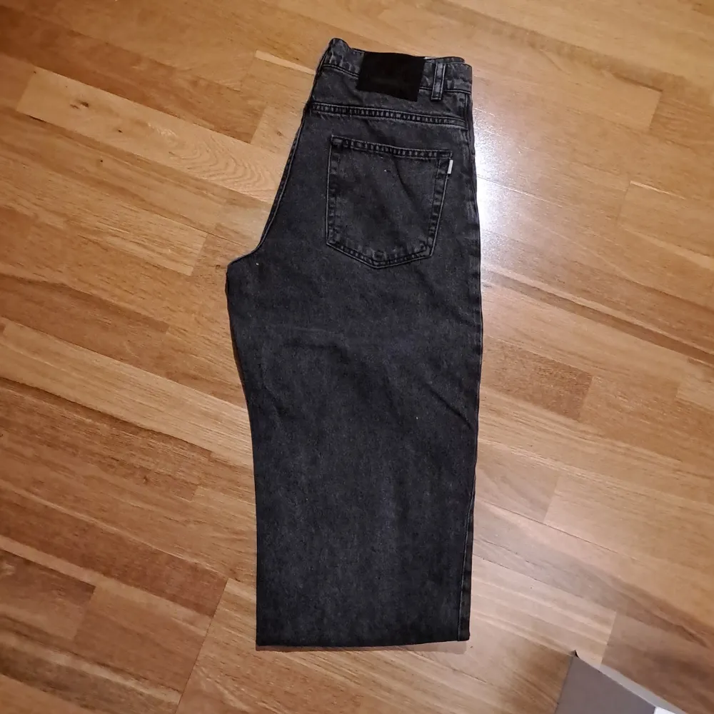 Ett par skyssta svarta jeans från märket woodbird. Säljer dem då de inte kommer till någon användning.  Nypris: 1200 kr  Säljer: 350 kr. Jeans & Byxor.