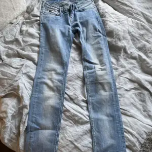Lågmidjade ljusblåa jeans, aldrig använda. Köpte på sellpy. sälja pga är för små därav har jag ingen bild på! 