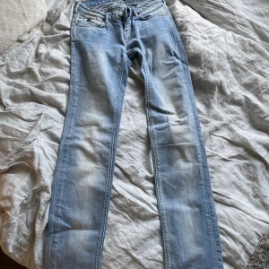 låg midjade jeans  - Lågmidjade ljusblåa jeans, aldrig använda. Köpte på sellpy. sälja pga är för små därav har jag ingen bild på! 