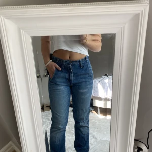Acne jeans - Acne jeans i strlk 28/32 Älskar dessa jeans men de är lite för långa för mig som är 163 så får ingen användning för dem tyvärr:(