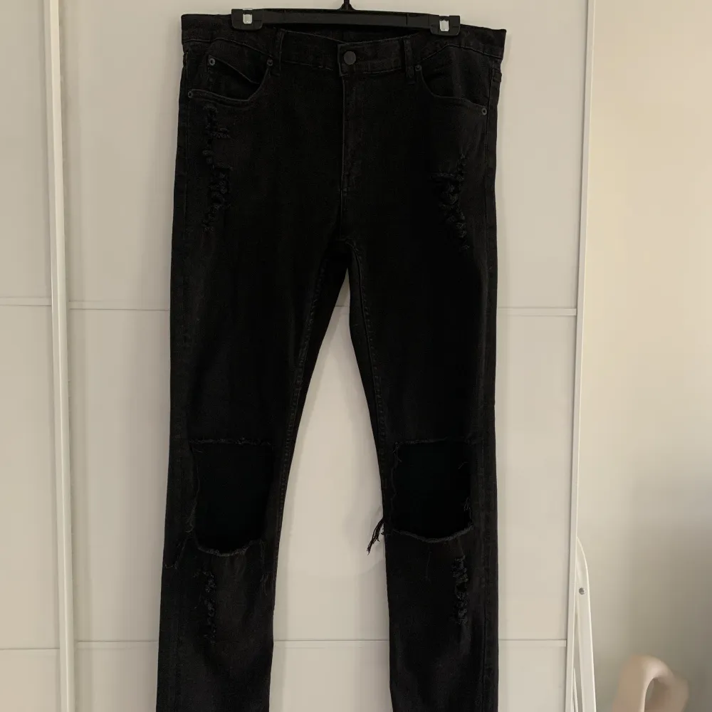 Slitna svarta jeans från Cheap Monday. I gott skick.. Jeans & Byxor.