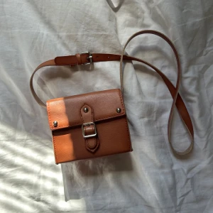 väska - Axelremsväska från zara, bra skick! skriv för mått eller fler bilder 