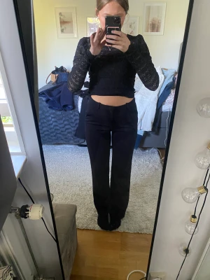 Kostymbyxor - Säljer dessa svarta kostymbyxor från Vero Moda som tyvärr inte kommer till användning. Är i stolen M/ 32 i längen. Köparen står för frakten. 