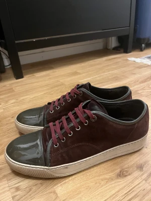 Lanvin Skor - Säljer mina vinröda lanvins för att de är för stora. De är i ett helt ok skick men högra skon är lite creasad.