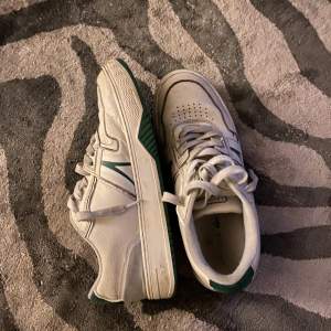 Feta vitgröna Lacoste skor i storlek 43, använda några gånger. Köpt för 1000kr