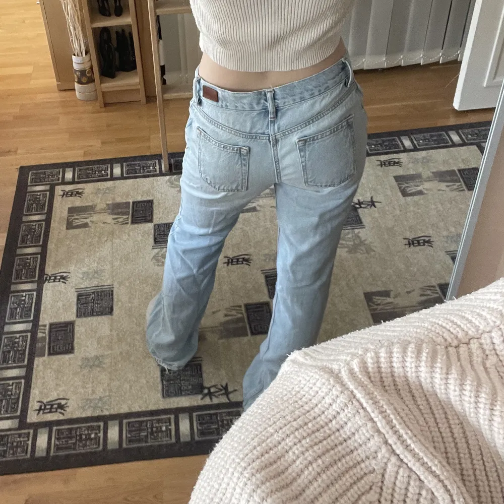 Low wait jeans från italien som är lite trasiga vid en av hylsorna man sätter bältet genom. Men syns och märks inte. De är bara och fråga så kan jag skicka en närmre bild på det😊. Jeans & Byxor.